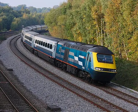 125: a high-speed train (HST) powered by two British Rail Class 43s, one at each end