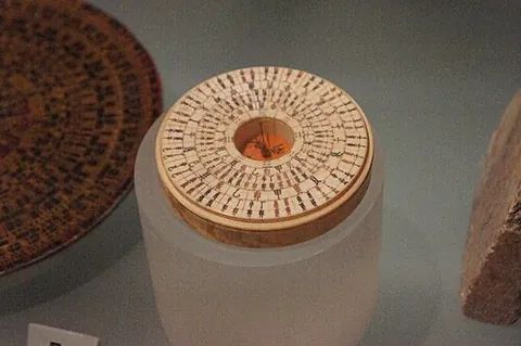 luópán: a geomantic compass used in feng shui, similar to ones made in ancient China