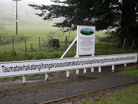 taumatawhakatangihangakoauauotamateaturipukakapikimaungahoronukupokaiwhenuakitanatahu: a hill near Pōrangahau, in Hawke's Bay, New Zealand