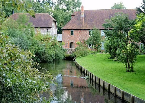 abbots worthy: a village in Kings Worthy civil parish, Hampshire, England (OS grid ref SU497326)
