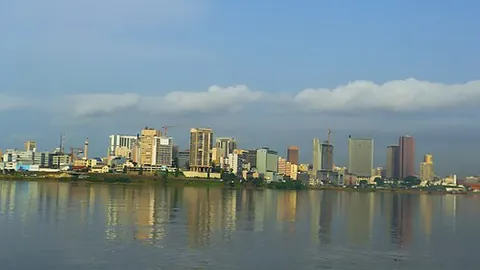 abidjan: the de facto capital and largest city of Ivory Coast