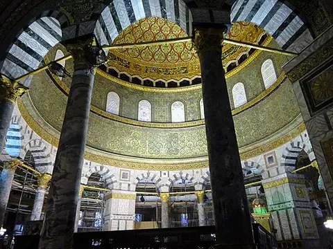 ablaq: alternating light and dark stone, as used in (especially Arabic) architecture