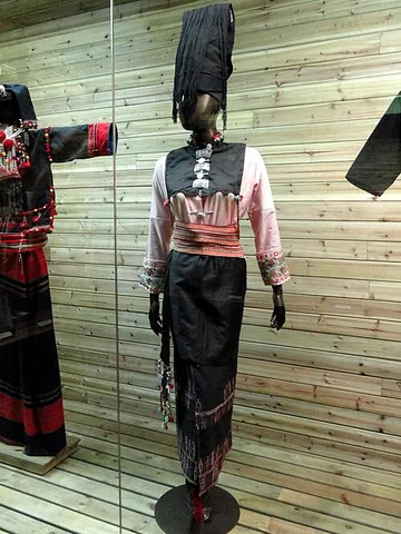 achang: a member of an ethnic group found in China and Myanmar