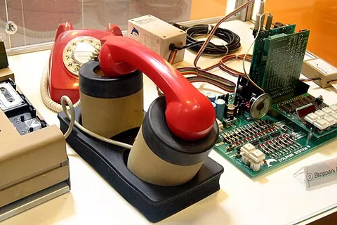 acoustic coupler: an interface device for coupling electrical signals by acoustical means