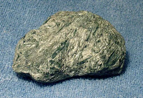 actinolite: a mineral with monoclinic crystals of the chemical formula Ca₂(Mg,Fe)₅Si₈O₂₂(OH)₂, belonging to the...