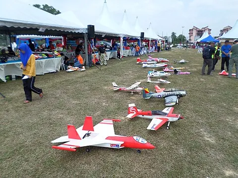aeromodelling: the building and flying of model aircraft