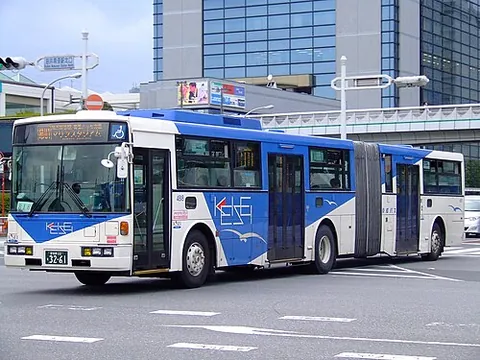 articulated bus: a bus fitted with a joint, which is covered by an accordion-shaped weatherproofing, to increase its...