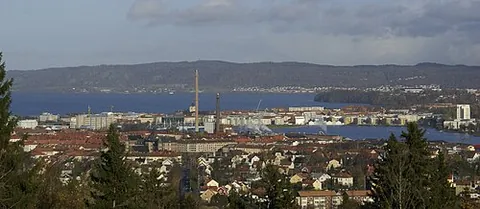 jönköping: a city in southern Sweden, located in the province of Småland; the ninth‐largest city in Sweden