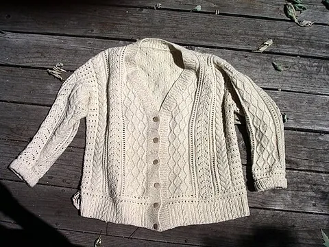 bainin: undyed white homespun woolen yarn or cloth