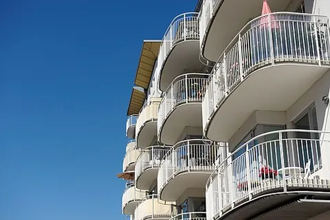 balconic: of or pertaining to balconies