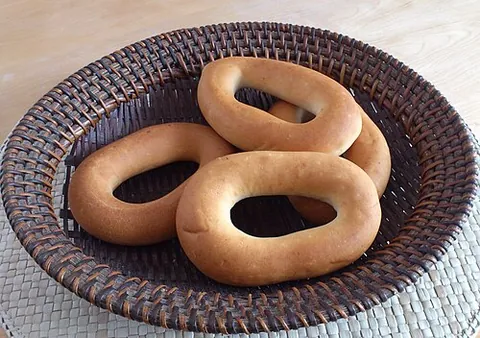 baranka: a traditional Russian dough ring, somewhat smaller than a bublik, but also thinner and drier