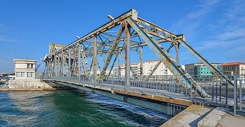 bascule bridge: a movable bridge consisting of one or two opening leaves equipped with balancing and stabilizing...