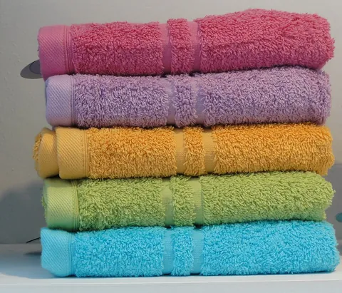 bath towel: a large towel used to dry the body after bathing