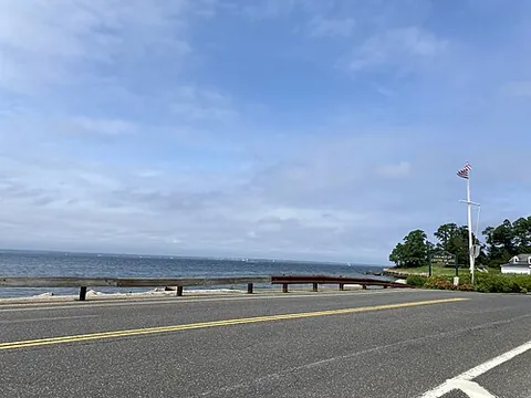 bayville: a village in the town of Boothbay Harbor, Lincoln County, Maine