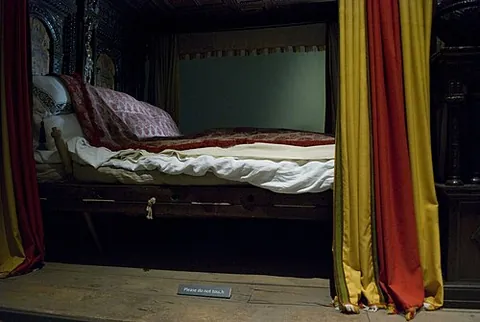 bedstaff: bedpost