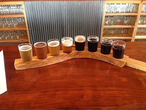 beer paddle: a tray for serving a flight of beer, one end of which forms a handle