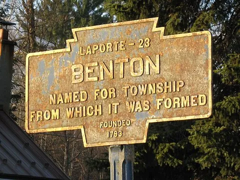 benton: a small village in Bratton Fleming parish, North Devon district, Devon, England (OS grid ref SS6536)