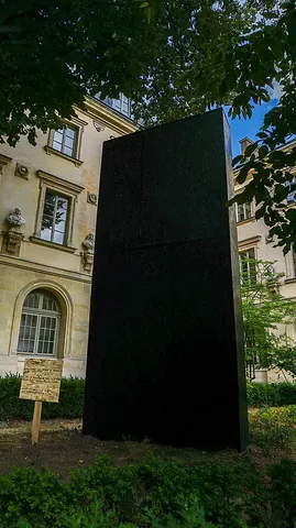 big dumb object: a large and mysterious object of extraterrestrial origin containing immense power, thought of as a...