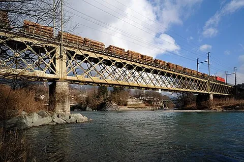 block train: a freight train that carries only one commodity