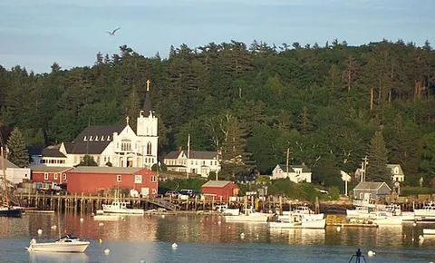 boothbay harbor: a town and census-designated place therein, in Lincoln County, Maine, United States