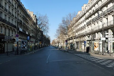 boulevard: a broad, well-paved and landscaped thoroughfare