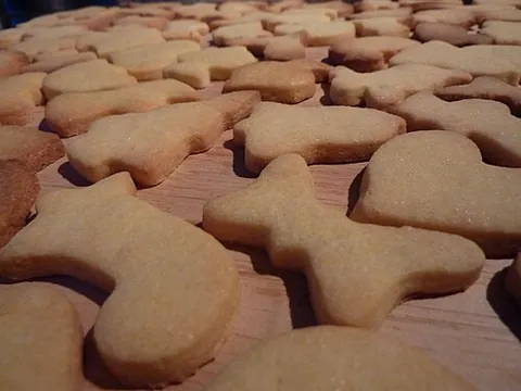 bredele: a biscuit or small cake traditionally eaten in the Christmas period in Alsace and Moselle, France