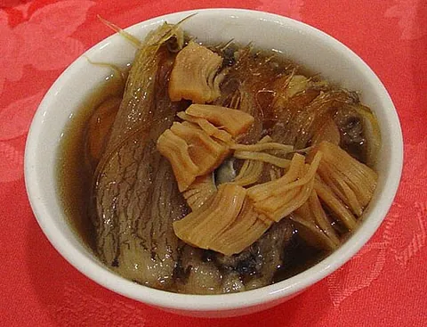 buddha jumps over the wall: a variety of shark fin soup in Fujian cuisine
