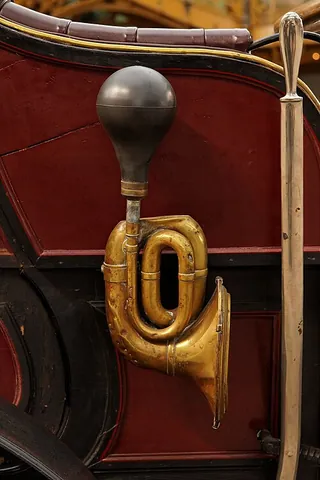 bulb horn: a small horn, containing a reed, operated by squeezing a rubber bulb