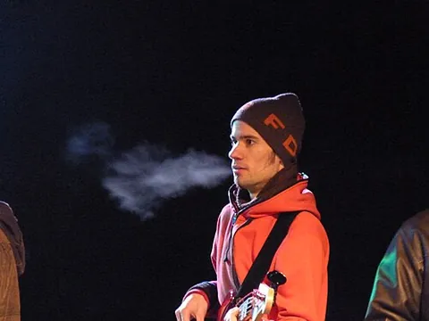 see one's breath: to have the water vapour in one's exhaled breath condense and become visible due to the cold...