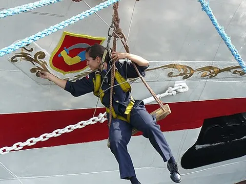 boatswain's chair: a short board or other seating, secured in a bridle of ropes, used to hoist a man aloft or over the...