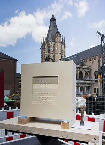 caen stone: a cream-coloured limestone used in building, found near Caen, France