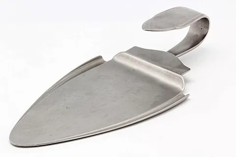 cake slice: a knife with a wide, triangular, unsharpenedblade, designed to cut and serve slices of cake