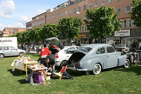 car boot sale: synonym of boot fair