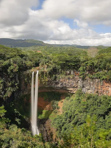 cascade: a waterfall or series of small waterfalls