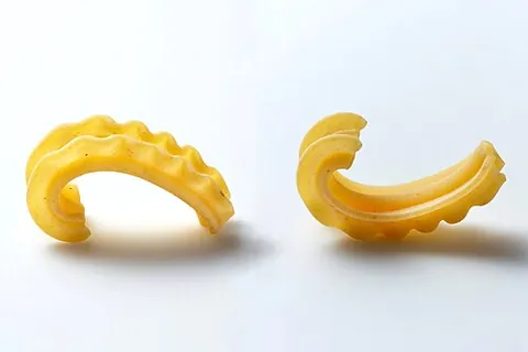 cascatelli: a type of pasta consisting of one flat piece joined at right angles to two ruffle-shaped pieces