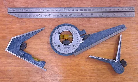 center square: a tool used to find the center of a circle, consisting of two perpendicular straight-edges, both...