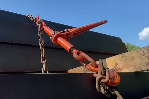 chain binder: a device for tightening or binding chains