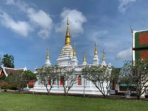 chedi: a Thai Buddhist monument similar to a stupa