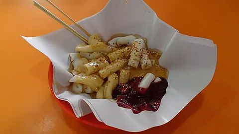 chee cheong fun: a variant of cheong fun where the noodle is tightly rolled, plain and without filling