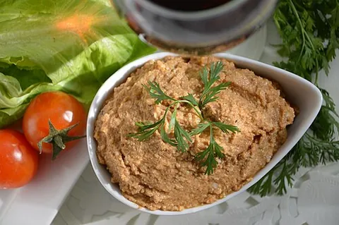 chopped liver: a Jewish pâté-like food, usually spread on bread, made by mincing beef or chicken liver and onions...