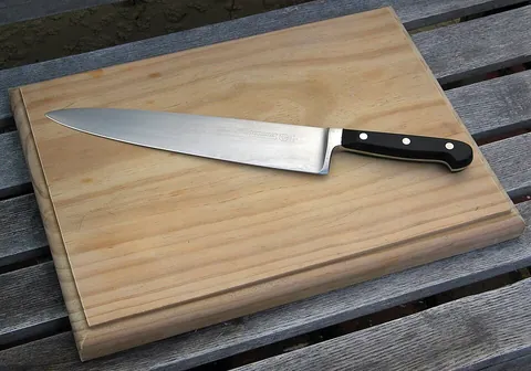chopping board: synonym of cutting board