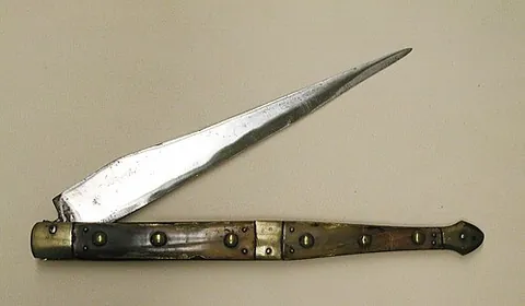 clasp-knife: synonym of folding knife
