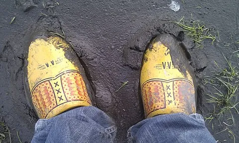 clomp: the sound of feet hitting the ground loudly