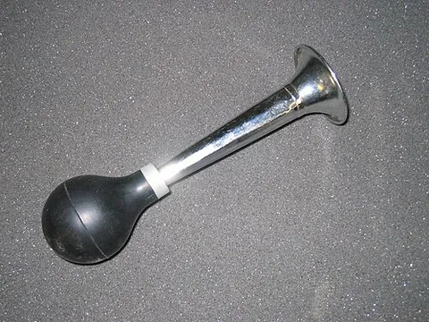 clown horn: synonym of bulb horn