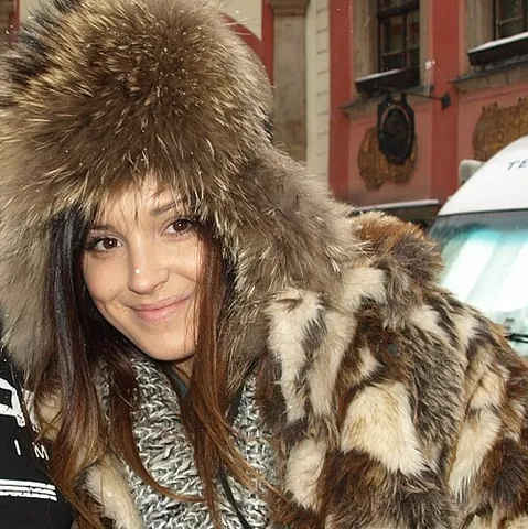 coonskin cap: headwear made from the pelt of a raccoon with the tail hanging in back, often associated with the...