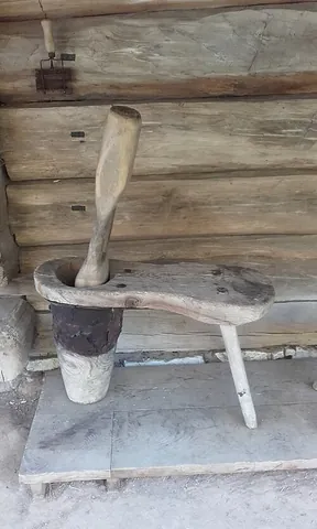 crank stock: a vessel used to crush and grind; a kind of mortar
