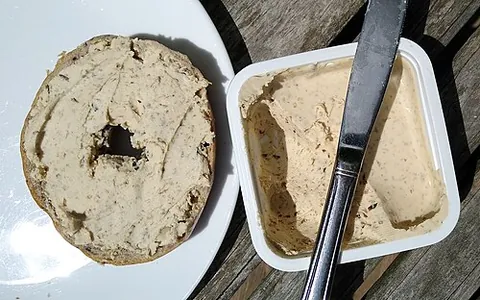 cream cheeze: a plant-based, dairy-free cream cheese alternative