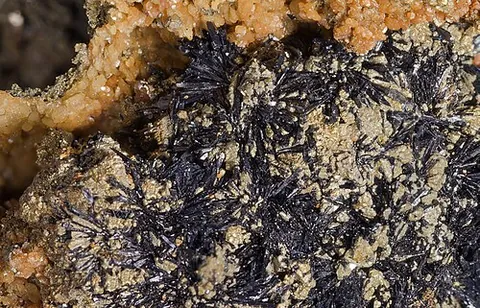 cronstedtite: a trigonal-ditrigonal pyramidal mineral containing hydrogen, iron, oxygen, and silicon