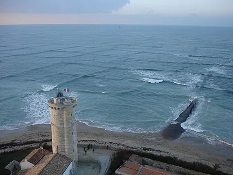 cross sea: a (dangerous) sea with two wave systems traveling at oblique angles, due to the wind over it...