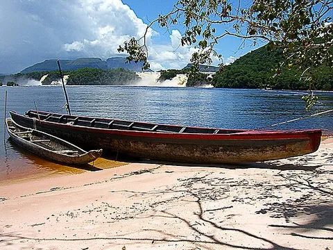 curiara: a dugout canoe used by indigenous people in South America